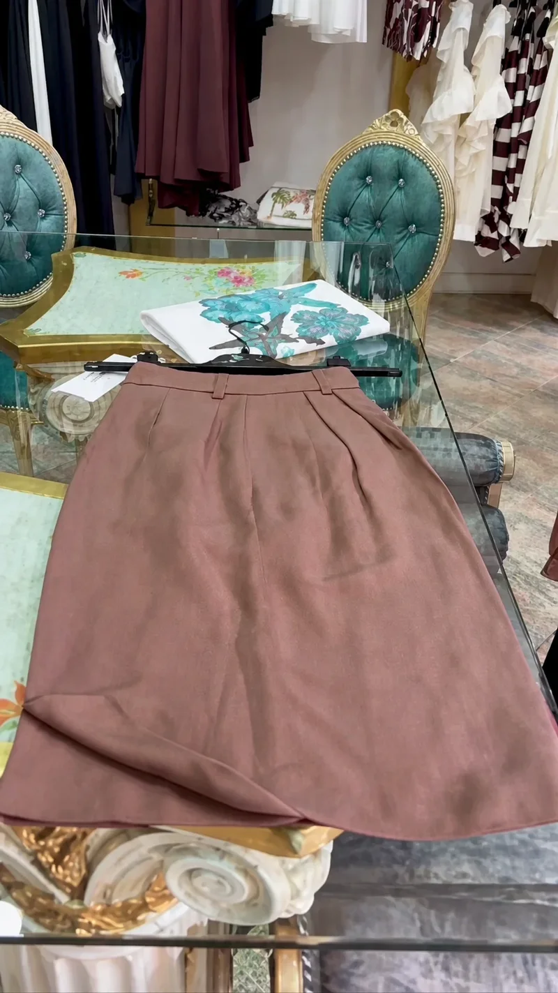 Capi coordinati preparati sul tavolo della boutique